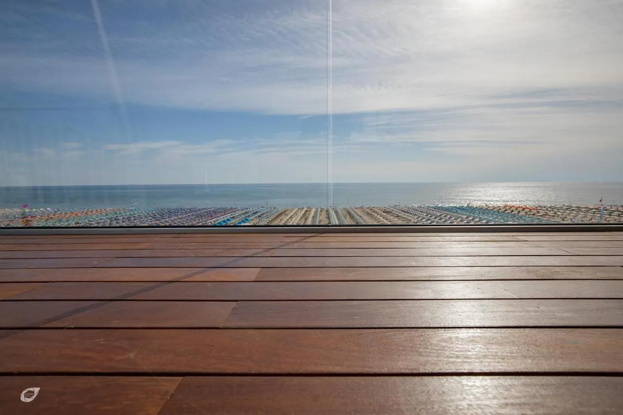 Apartman Beachfront Penthouse With Private Parking Camaiore